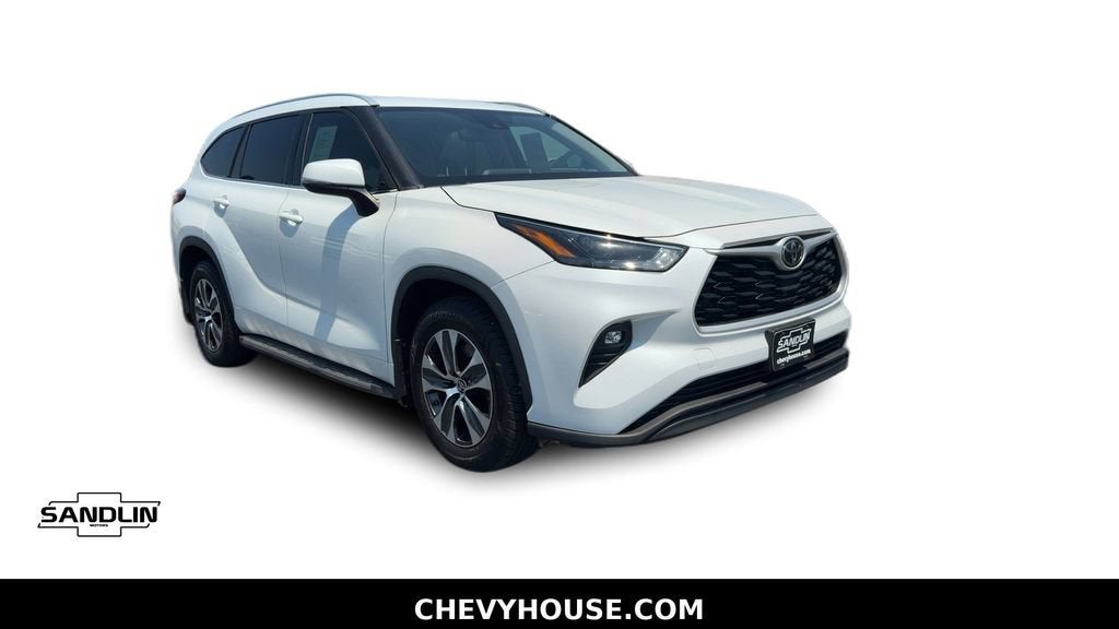 2022 Toyota Highlander XLE in Off-White — front three-quarter view